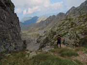 43 Il lungo canalone pietroso di discesa al Lago di Pescegallo